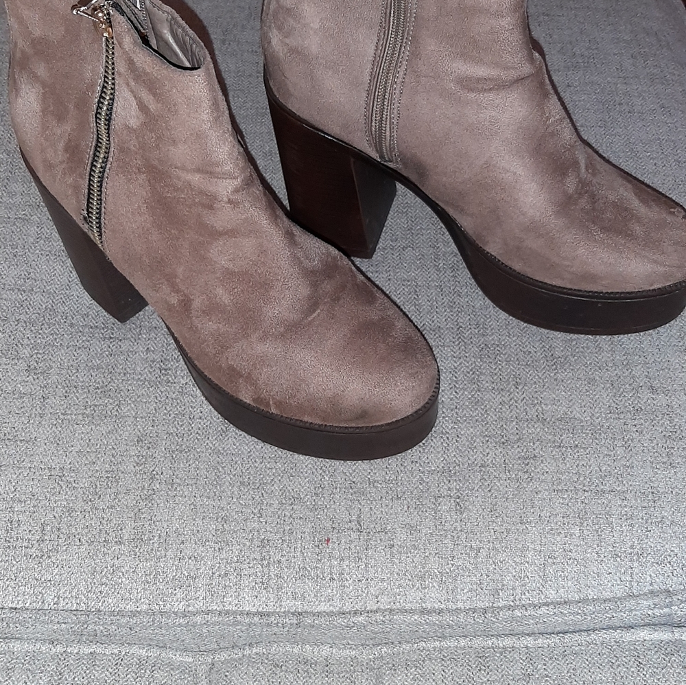 NO DOUBT BROWN BOOTS. SUEDE. SZ::8.ANKLE BOOTS. ZIPPED UP..
